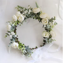 Blomsterkrans til hret med hvide blomster