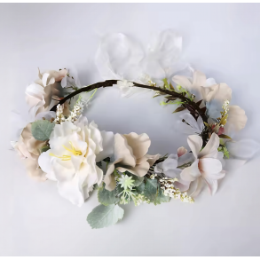 Blomsterkrans til h�ret med hvide og champagnefarvede blomster
