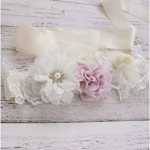 Satinb�lte med krystaller, blonde og organzablomster creme/hvid/pink