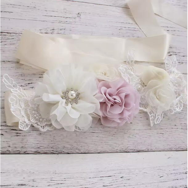 Satinb�lte med krystaller, blonde og organzablomster creme/hvid/pink
