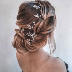 Blomsterranke med opalhvide og sart jadegrnne krystaller 