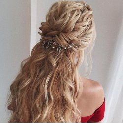 Blomsterranke med opalhvide og sart jadegrnne krystaller 