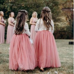 Blondekjole med chiffonskrt og lange rmer mrk pink