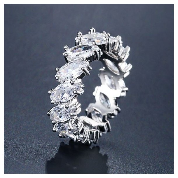 Fingerring med marquise-formede zirkoner hvidguld