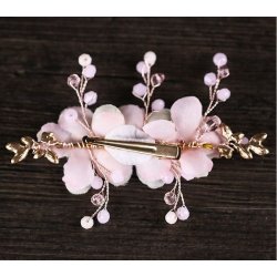 H�rclip med rosa stofblomster og perler