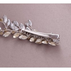 H�rclip-s�t med opalhvide og klare krystaller