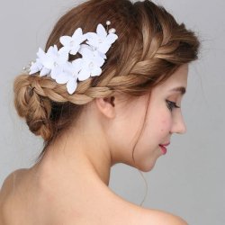 H�rkam med hvide stofblomster