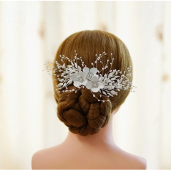 H�rkam med perler og metalblomster