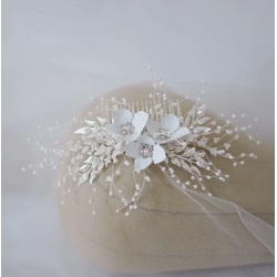 H�rkam med perler og metalblomster