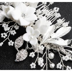 H�rkam med porcel�nsblomster og krystaller