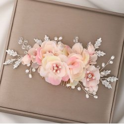 H�rkam med rosa stofblomster og krystaller