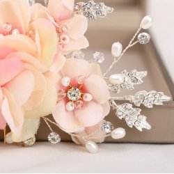 H�rkam med rosa stofblomster og krystaller