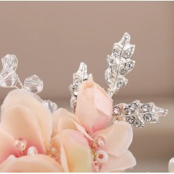 H�rkam med rosa stofblomster og krystaller