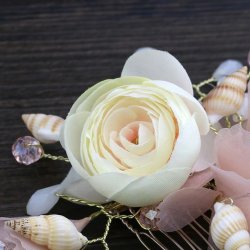 H�rkam med strandskaller og silkeblomster