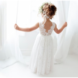 Lang helblonde kjole hvid