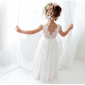 Lang helblonde kjole hvid