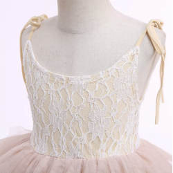 Lang kjole med bindeb�nd og bl�dt tylsk�rt creme/beige  