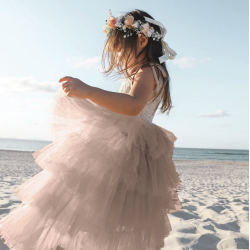 Lang kjole med bindeb�nd og bl�dt tylsk�rt creme/beige  