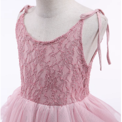 Lang kjole med bindeb�nd og bl�dt tylsk�rt gammelrosa 