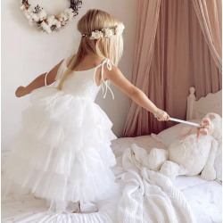 Lang kjole med bindeb�nd og bl�dt tylsk�rt hvid 