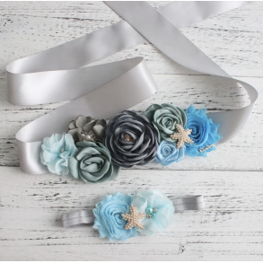 St med satinblte og hrbnd med krystaller og organzablomster gr/bl