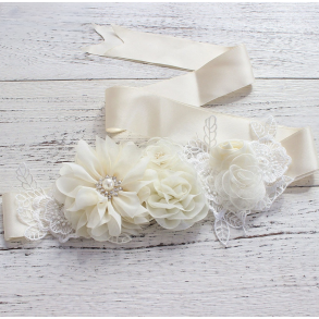 Satinblte med krystaller, blonde og organzablomster creme/hvid