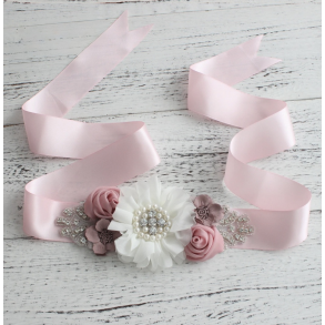 Satinblte med krystaller og organzablomster lys rosa