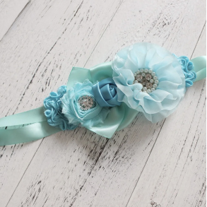 Smalt satinblte med krystaller, blonde og organzablomster aqua