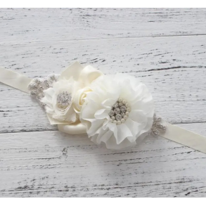 Smalt satinblte med krystaller, blonde og organzablomster creme