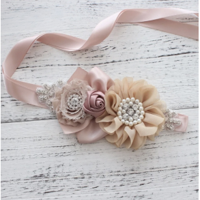 Smalt satinblte med krystaller, blonde og organzablomster gammelrosa/beige