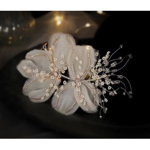 Stor organzablomst med krystaller og perler