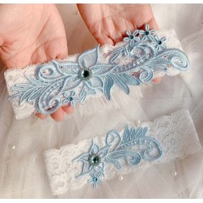 Strmpebnd-st hvidt og blt med bl krystaller